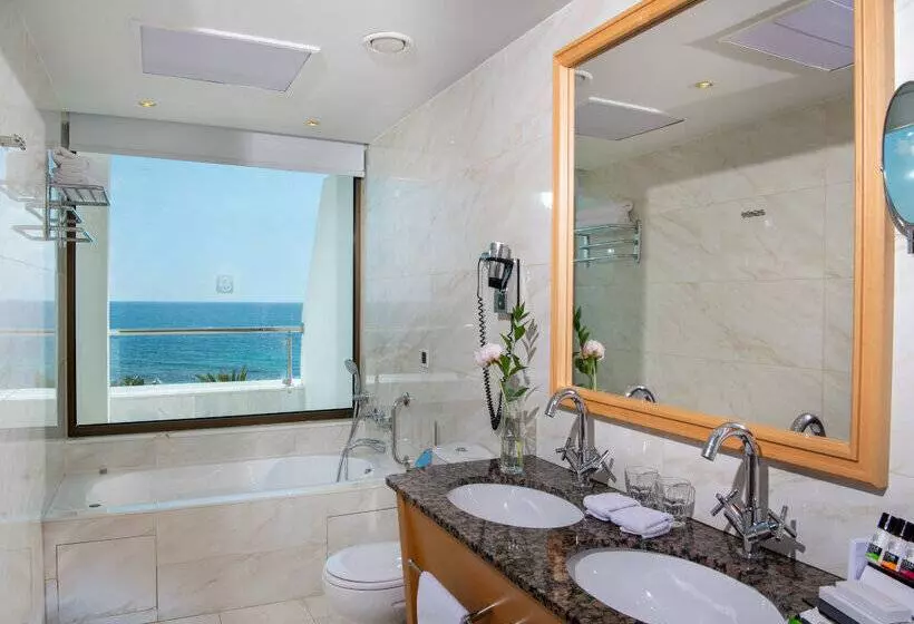 בית מלון כפרי Constantinou Bros Pioneer Beach