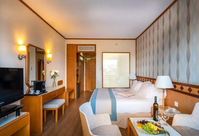 בית מלון כפרי Constantinou Bros Pioneer Beach