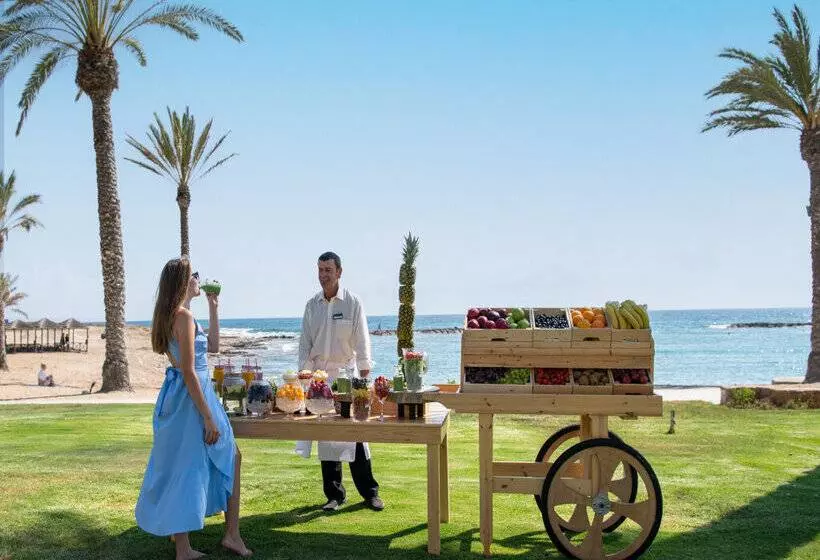 בית מלון כפרי Constantinou Bros Pioneer Beach