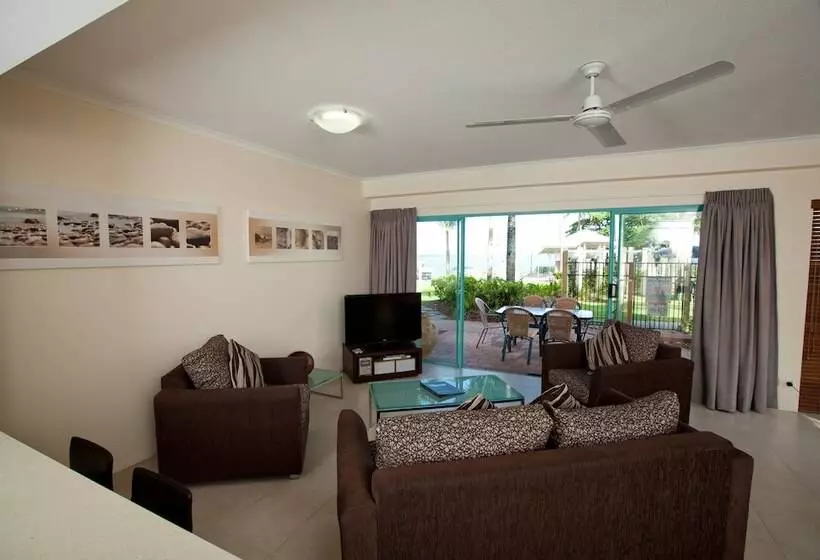 酒店 Coral Sands Beachfront Resort