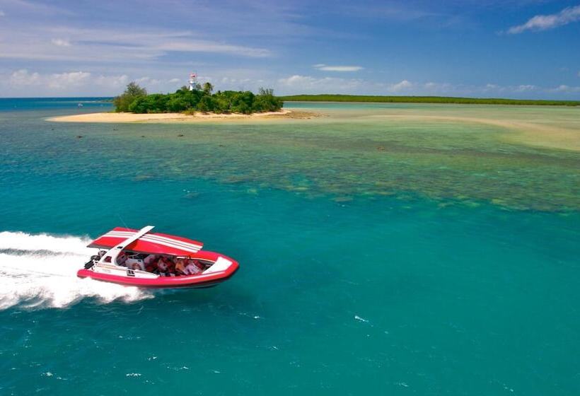 Martinique On Macrossan