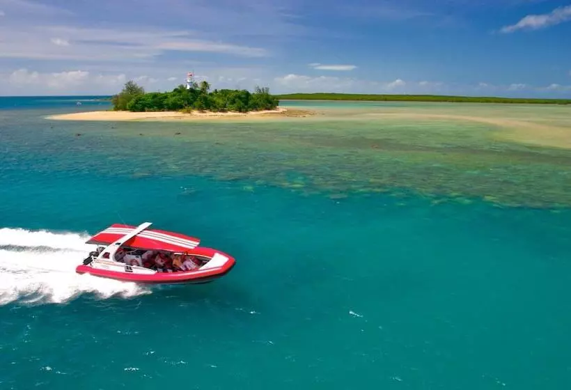 Martinique On Macrossan