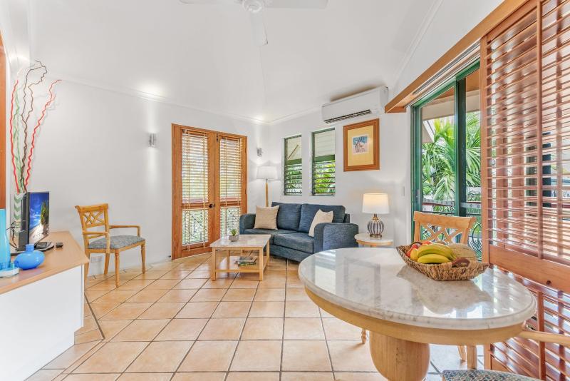 Martinique On Macrossan