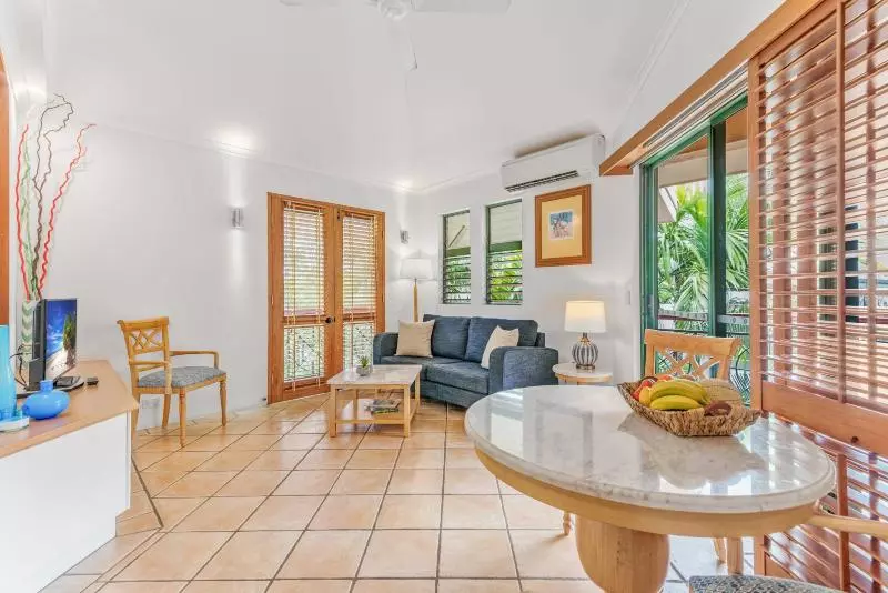 Martinique On Macrossan