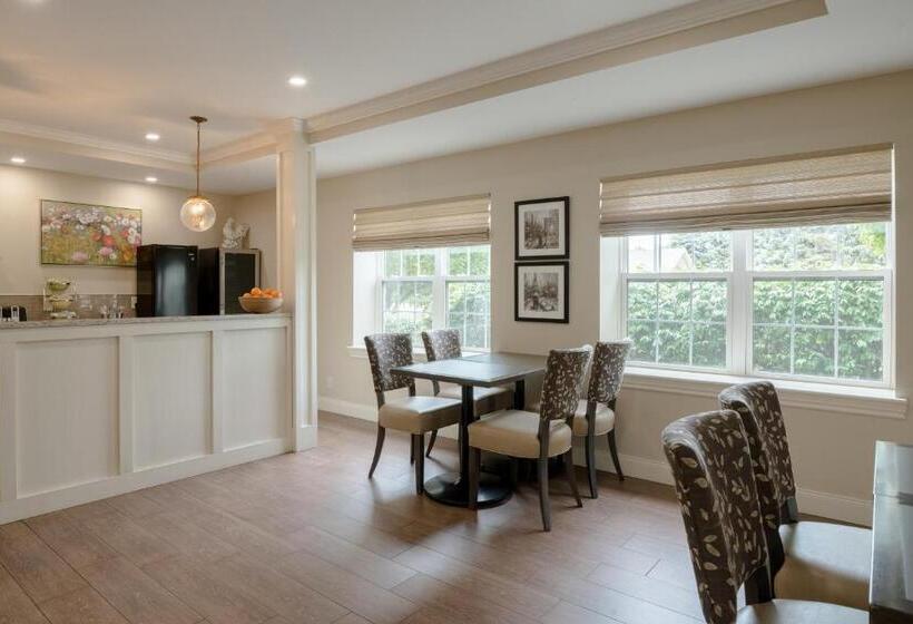 Отель Amsterdam Inn & Suites Sussex