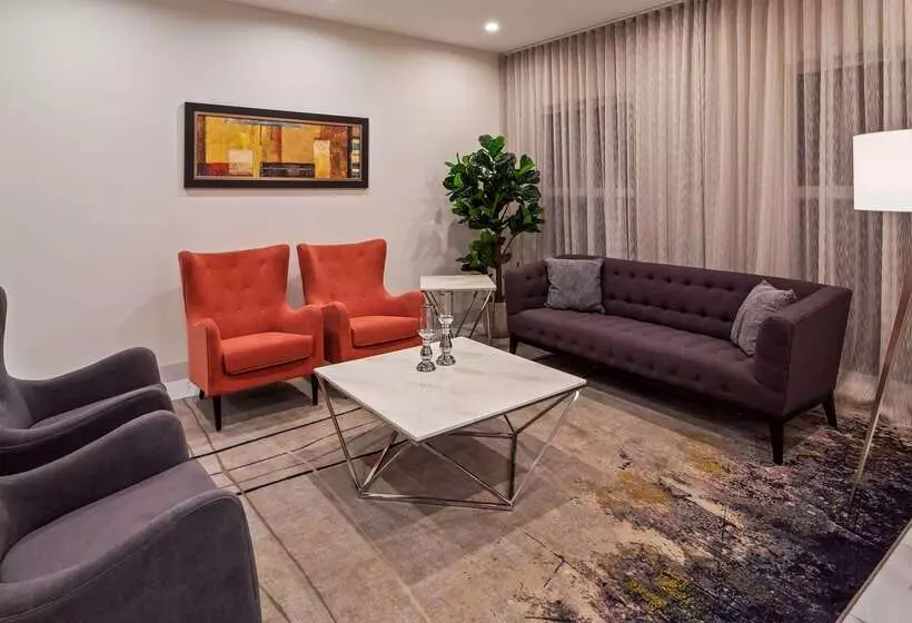 Отель Best Western Plus Montreal East