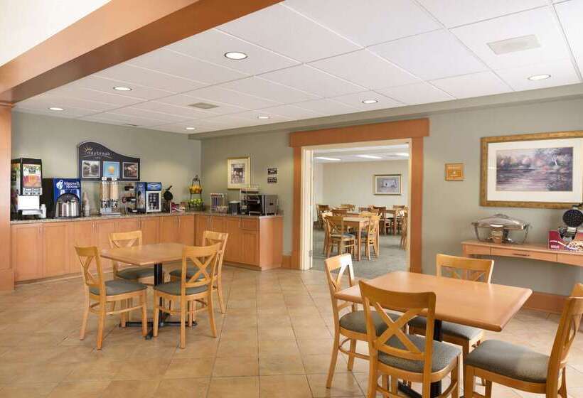 Отель Days Inn By Wyndham Orillia