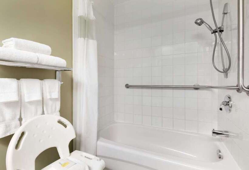 Отель Days Inn By Wyndham Orillia