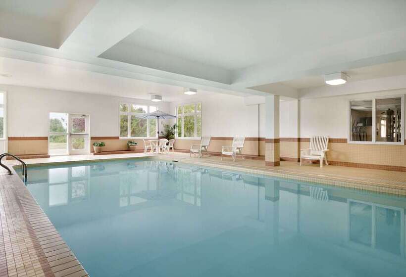 Отель Days Inn By Wyndham Orillia