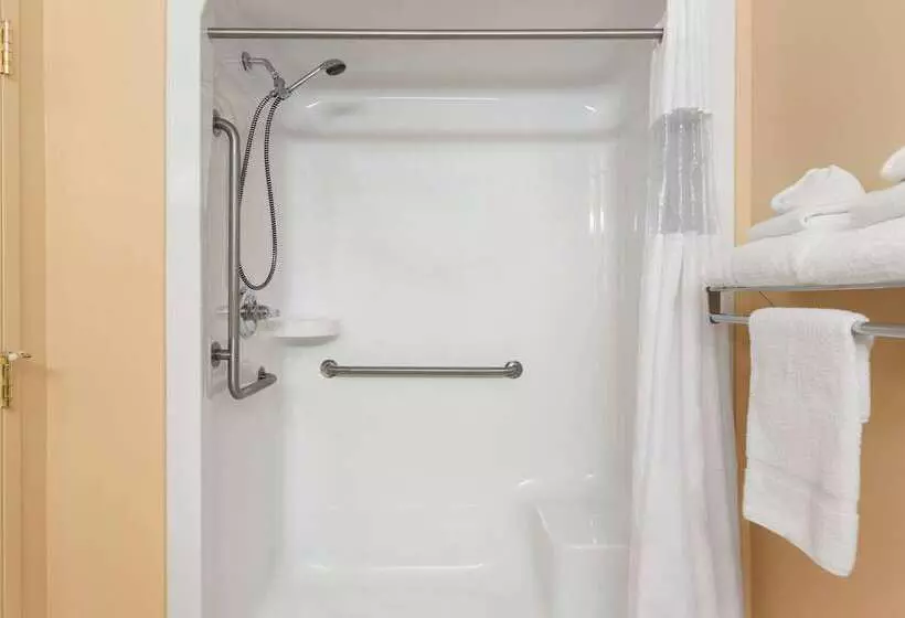 בית מלון כפרי Days Inn By Wyndham Oromocto Conference Centre