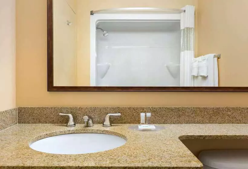 בית מלון כפרי Days Inn By Wyndham Oromocto Conference Centre