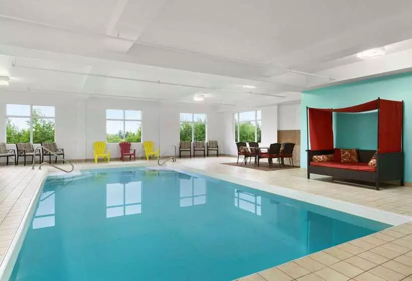 בית מלון כפרי Days Inn By Wyndham Oromocto Conference Centre