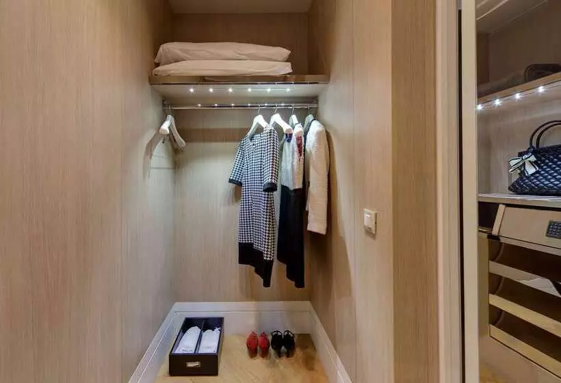 Отель Meliá Genova