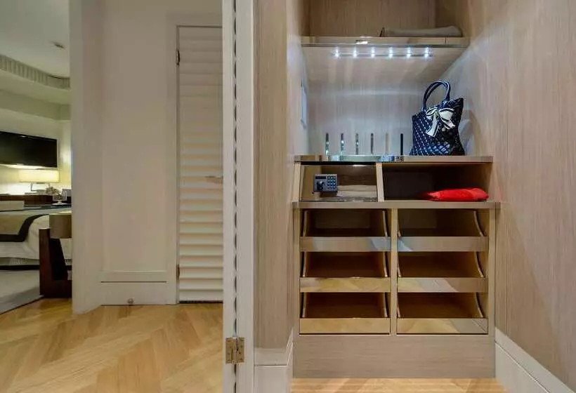 Отель Meliá Genova