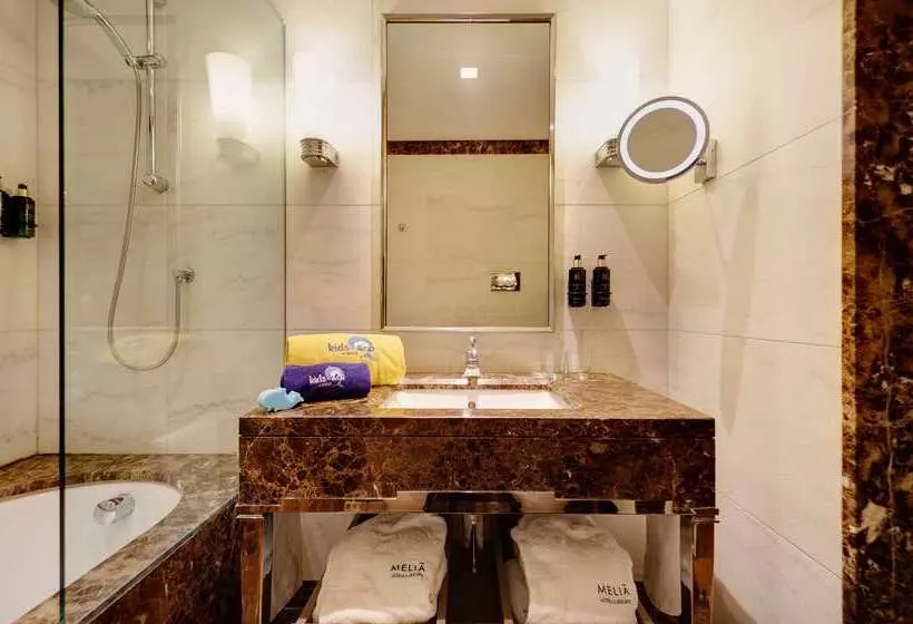 Отель Meliá Genova