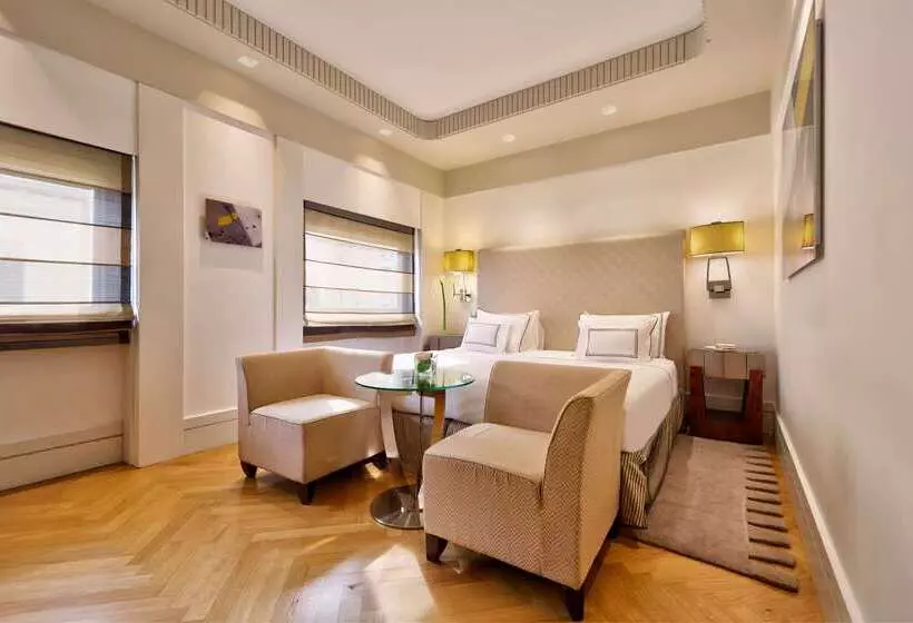 Отель Meliá Genova