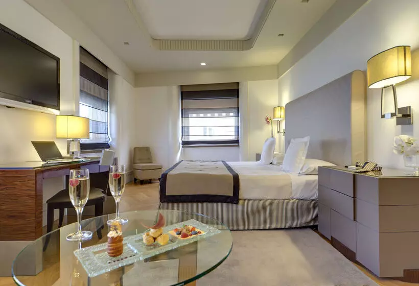 Отель Meliá Genova