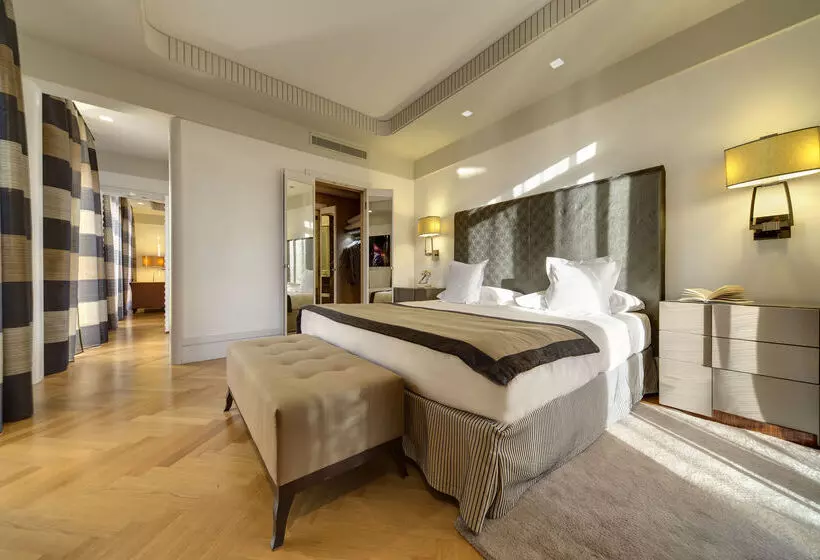 Отель Meliá Genova