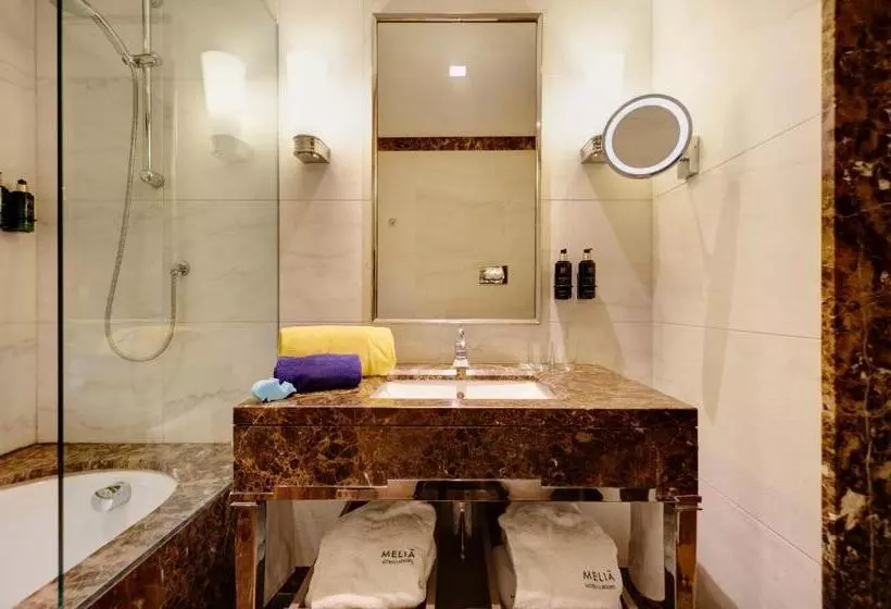 Отель Meliá Genova