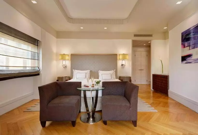 Отель Meliá Genova