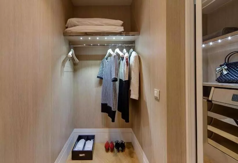 Отель Meliá Genova