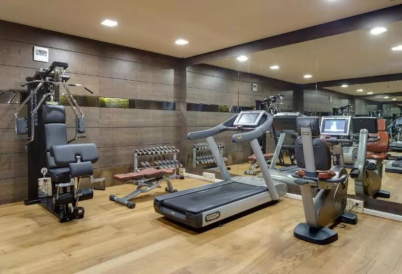 Отель Meliá Genova