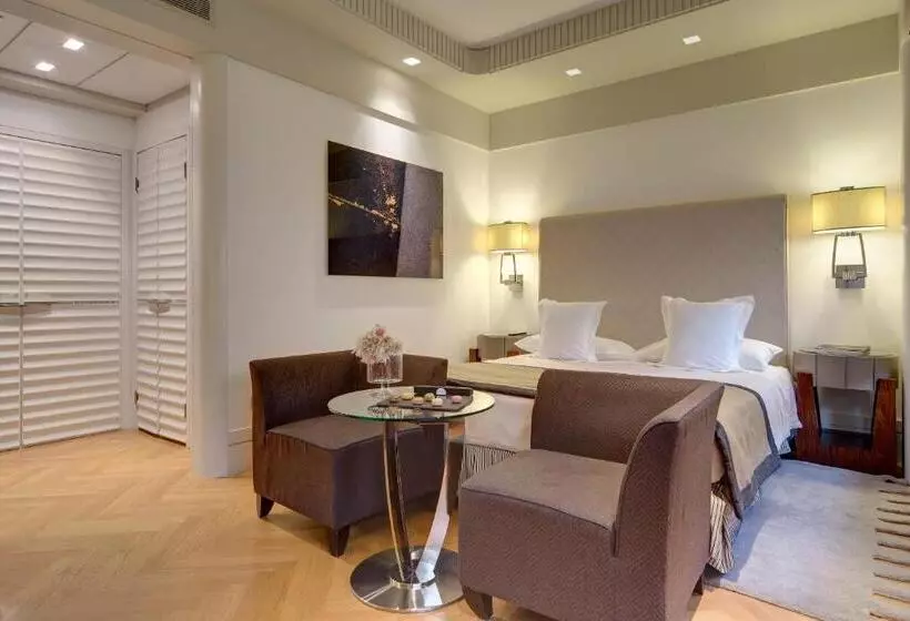 Отель Meliá Genova