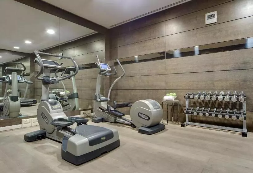 Отель Meliá Genova