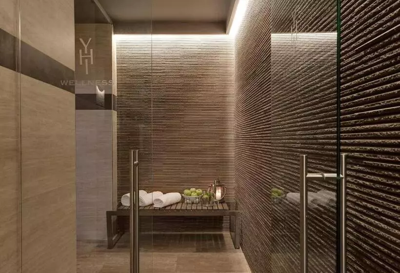 Отель Meliá Genova