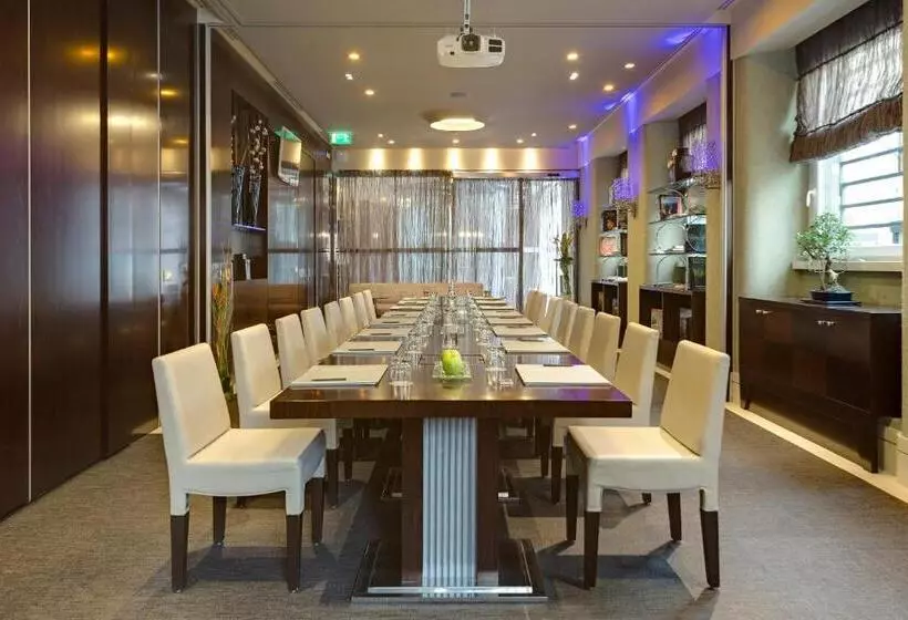 Отель Meliá Genova