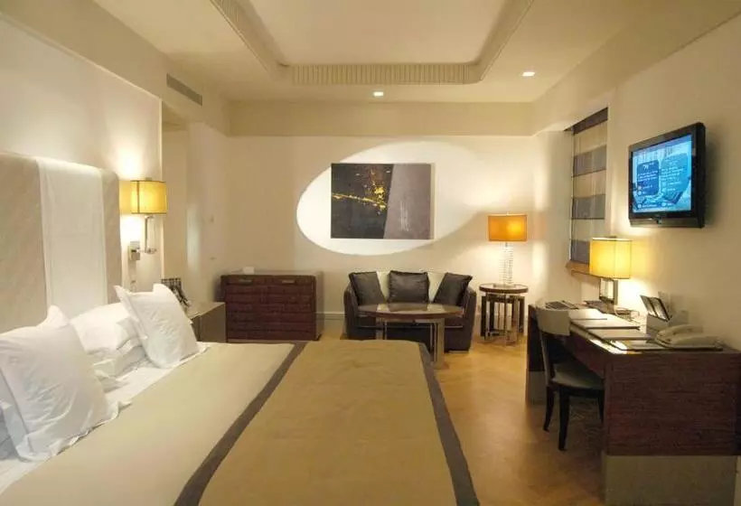 Отель Meliá Genova