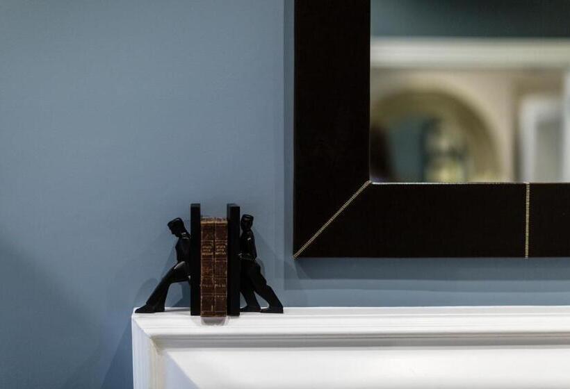 Отель Montagu Place