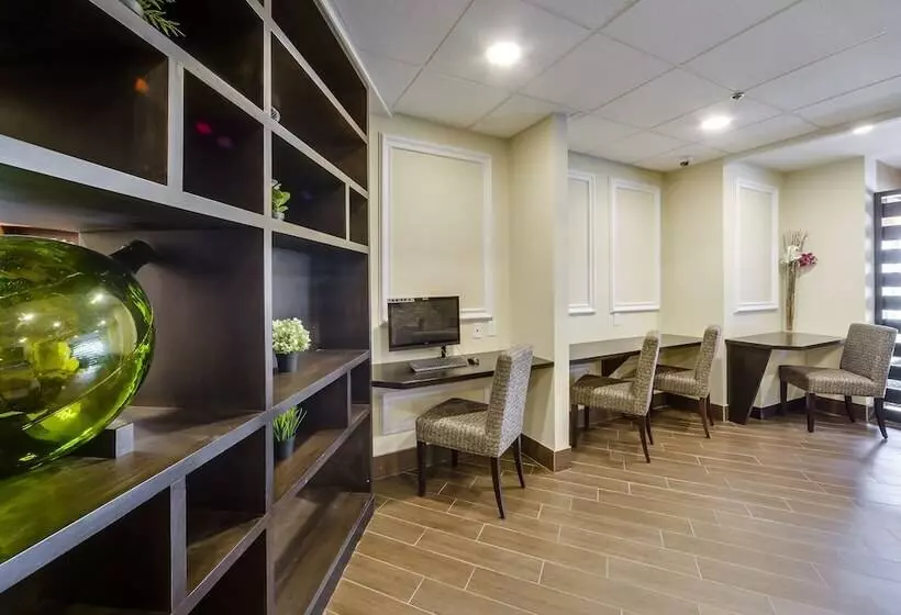 هتل Monte Carlo Inn Vaughan Suites