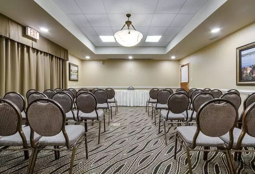 هتل Monte Carlo Inn Vaughan Suites