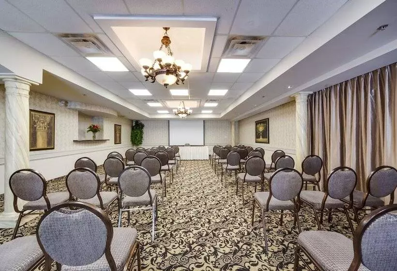 هتل Monte Carlo Inn Vaughan Suites