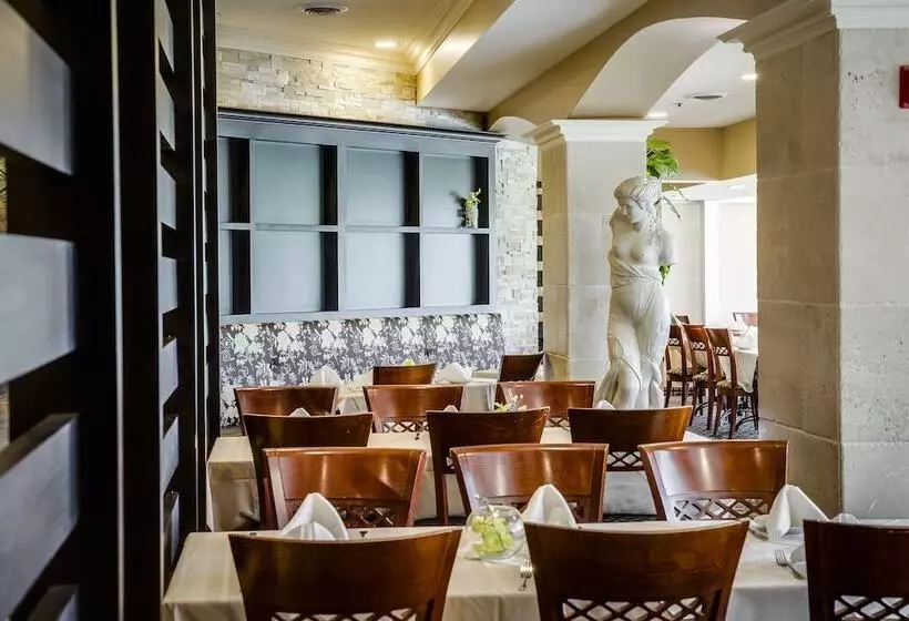 هتل Monte Carlo Inn Vaughan Suites