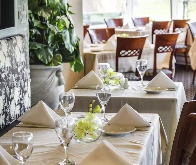 هتل Monte Carlo Inn Vaughan Suites