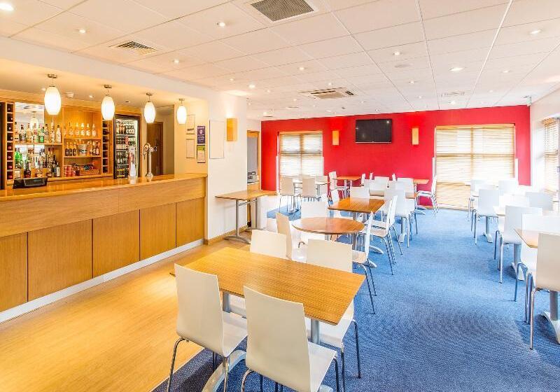 בית מלון כפרי Travelodge Stansted Great Dunmow