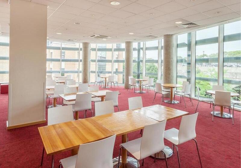 Отель Travelodge Windsor Central