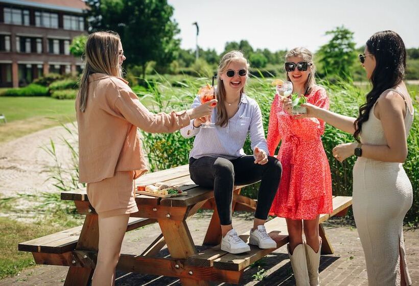 בית מלון כפרי Van Der Valk Wolvegaheerenveen