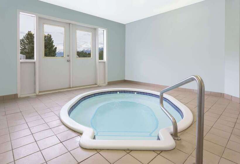 مُتل Super 8 By Wyndham Golden