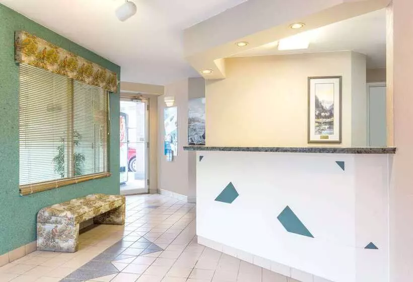 汽车旅馆 Super 8 By Wyndham Golden