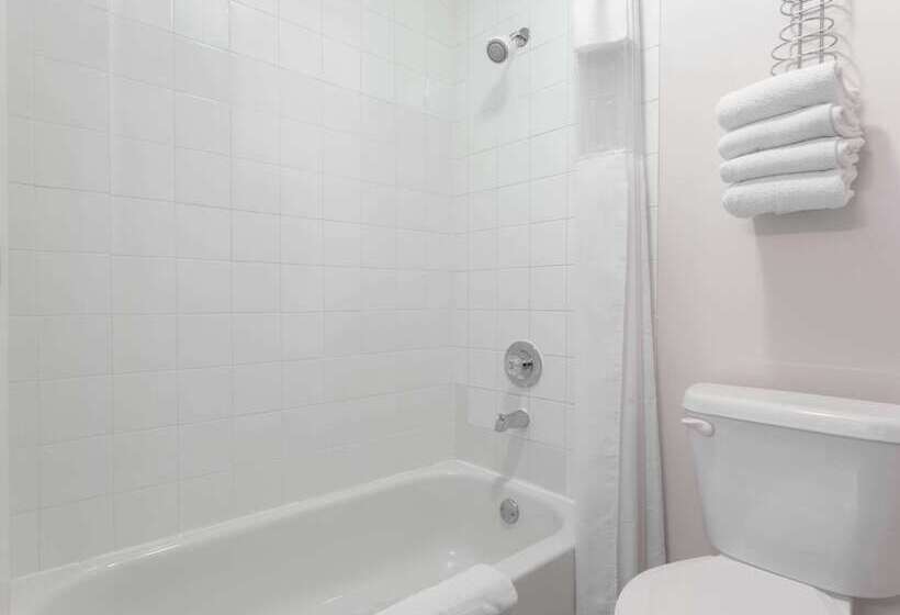 مُتل Super 8 By Wyndham Golden