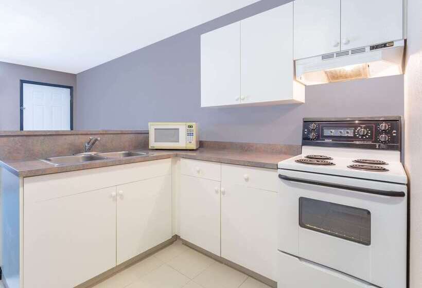 مُتل Super 8 By Wyndham Golden