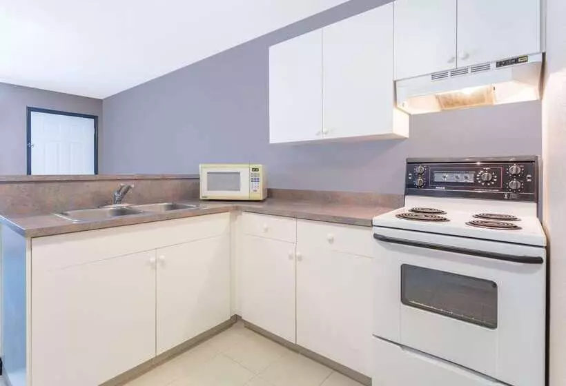 汽车旅馆 Super 8 By Wyndham Golden