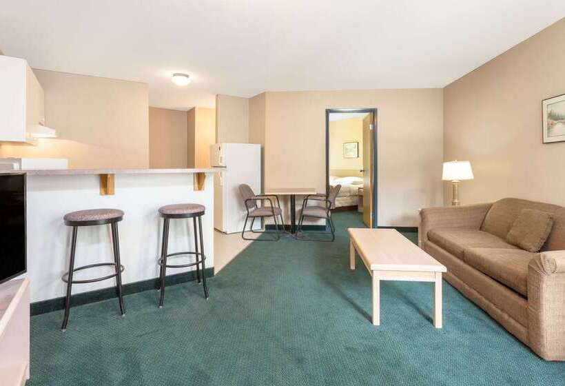 مُتل Super 8 By Wyndham Golden