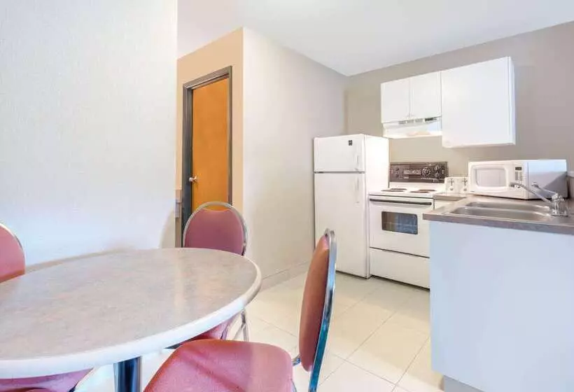 汽车旅馆 Super 8 By Wyndham Golden