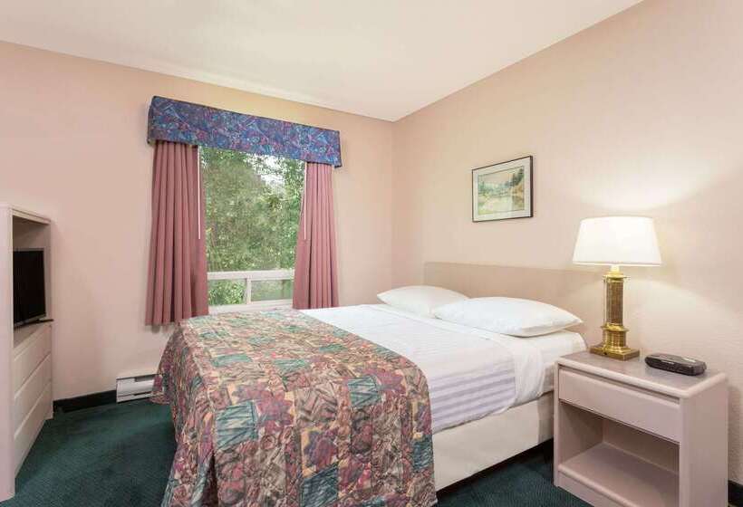 مُتل Super 8 By Wyndham Golden