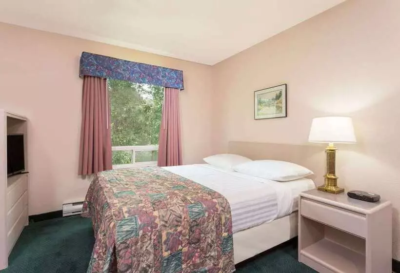 汽车旅馆 Super 8 By Wyndham Golden