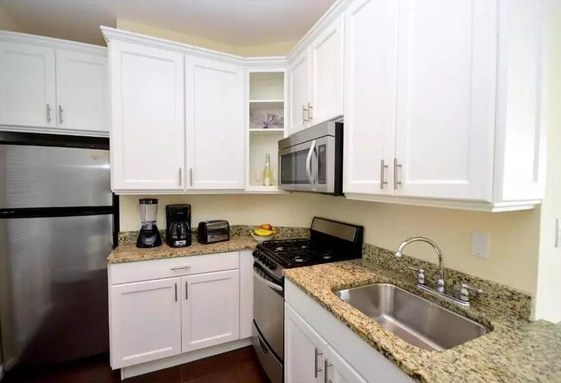 هتل Sandyport Beach Resort